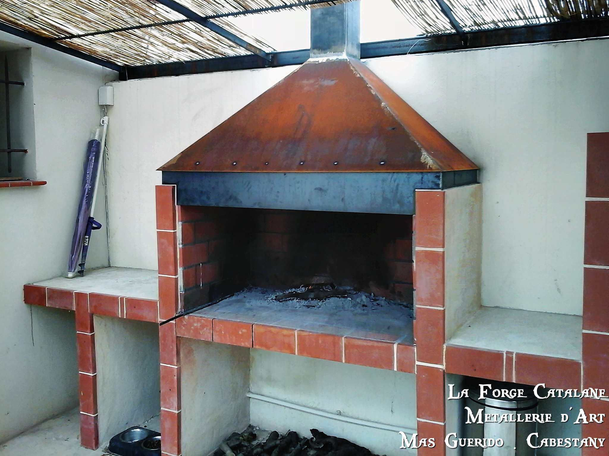 hotte barbecue sur foyer macon forge catalane.jpg